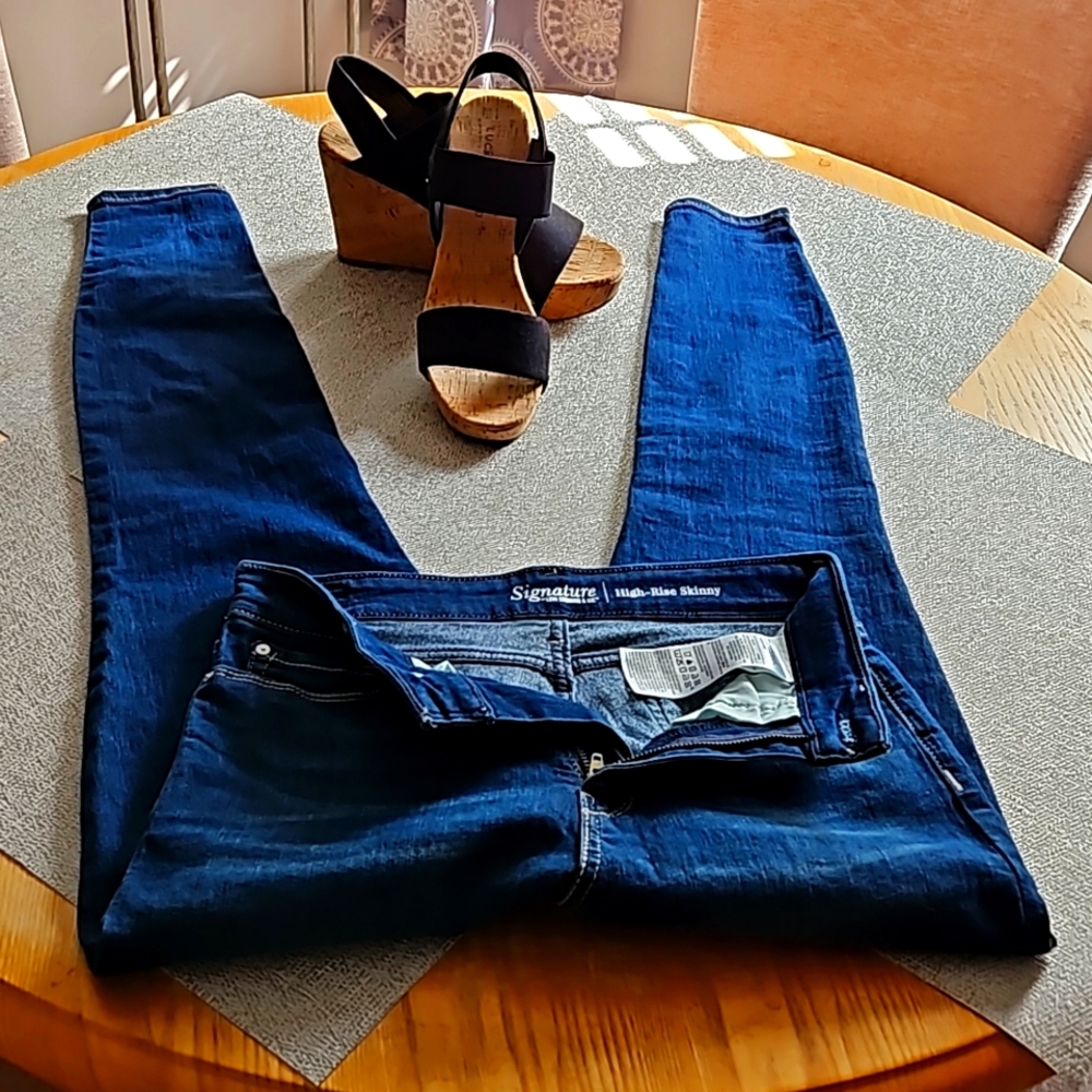 Women's Signature Levi's jeans. NWOT